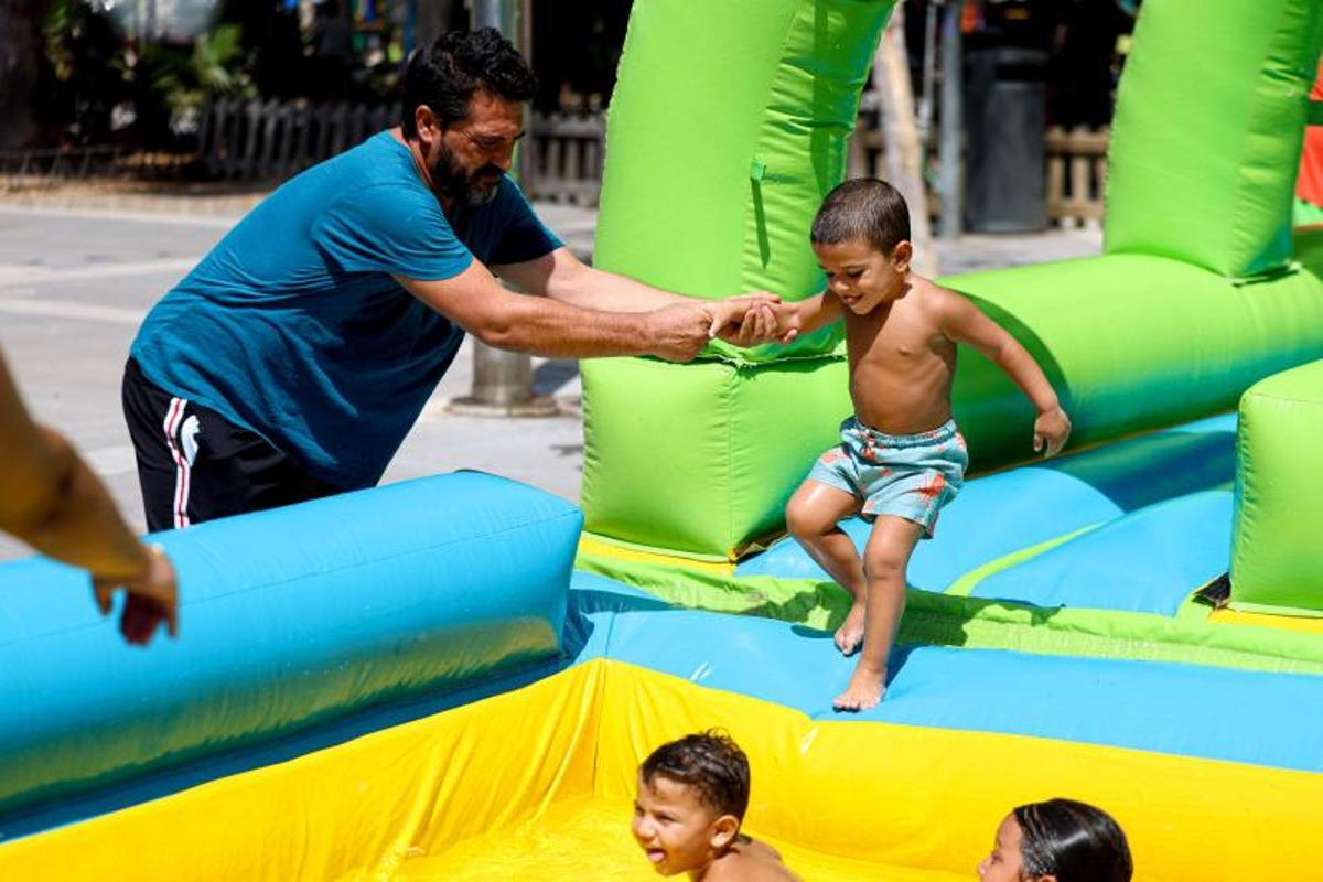 Colchonetas, fiesta de la espuma, espectáculo de magia y talleres: Todas las imágenes de la jornada de las Festes de la Terra protagonizada por los vecinos más pequeños Colchonetas, fiesta de la espuma, espectáculo de magia y talleres: Todas las imágenes de la jornada de las Festes de la Terra protagonizada por los vecinos más pequeños