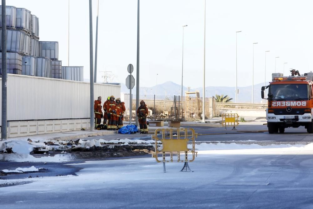 Un vertido en una empresa de Silla derrama 6.000 litros de ácido nítrico a la calle