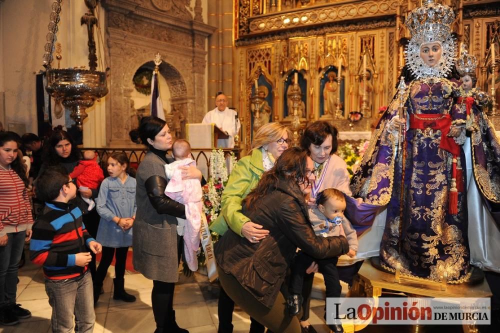 Bajo el manto de la Virgen