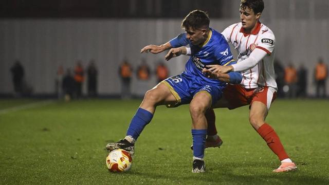 David Muñoz, del Ourense CF protege el balón durante el partido de Copa. | Brais Lorenzo
