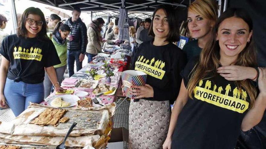 Voluntarias en el puesto de O Feirón de Bouzas en el que recaudaban fondos para los refugiados. // Brea