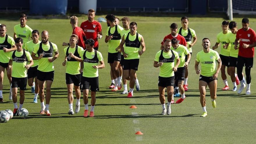 El Málaga viajó ayer a Lugo después de entrenar.