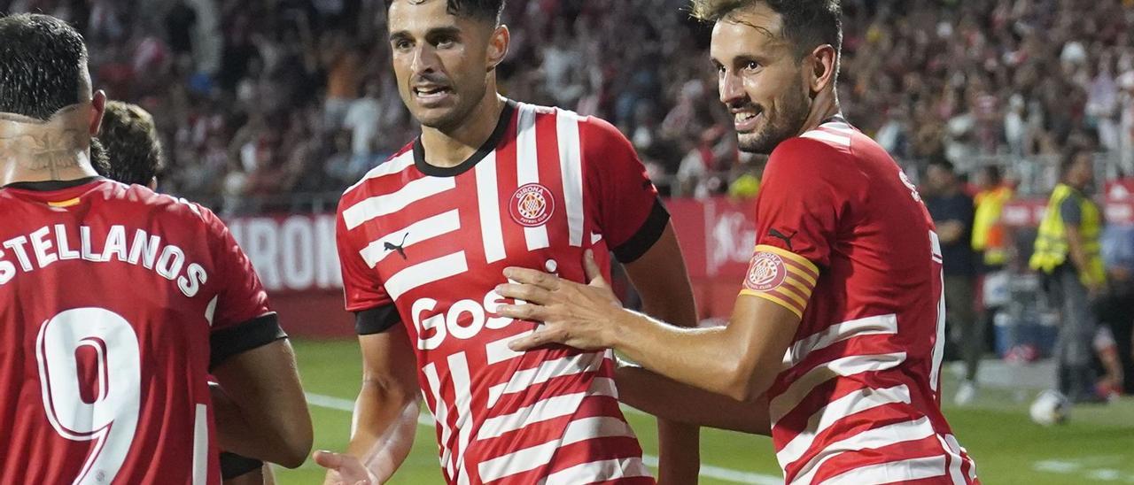 Juanpe celebra un gol a Montilivi amb Stuani i Castellanos