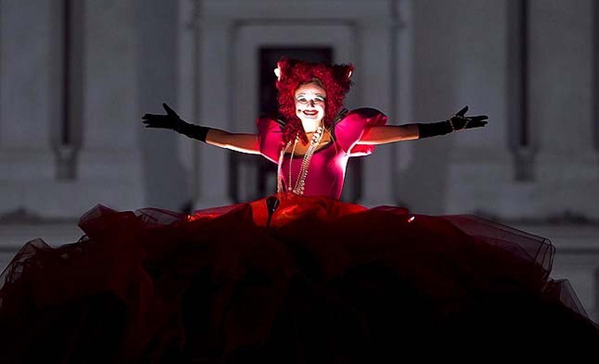 Una integrant de la companyia francesa de teatre Transe Express participa en una presentació davant del palau La Moneda a Santiago (Xile), la qual va donar inici a la XVIII edició del Festival de Teatre Santiago a Mil.