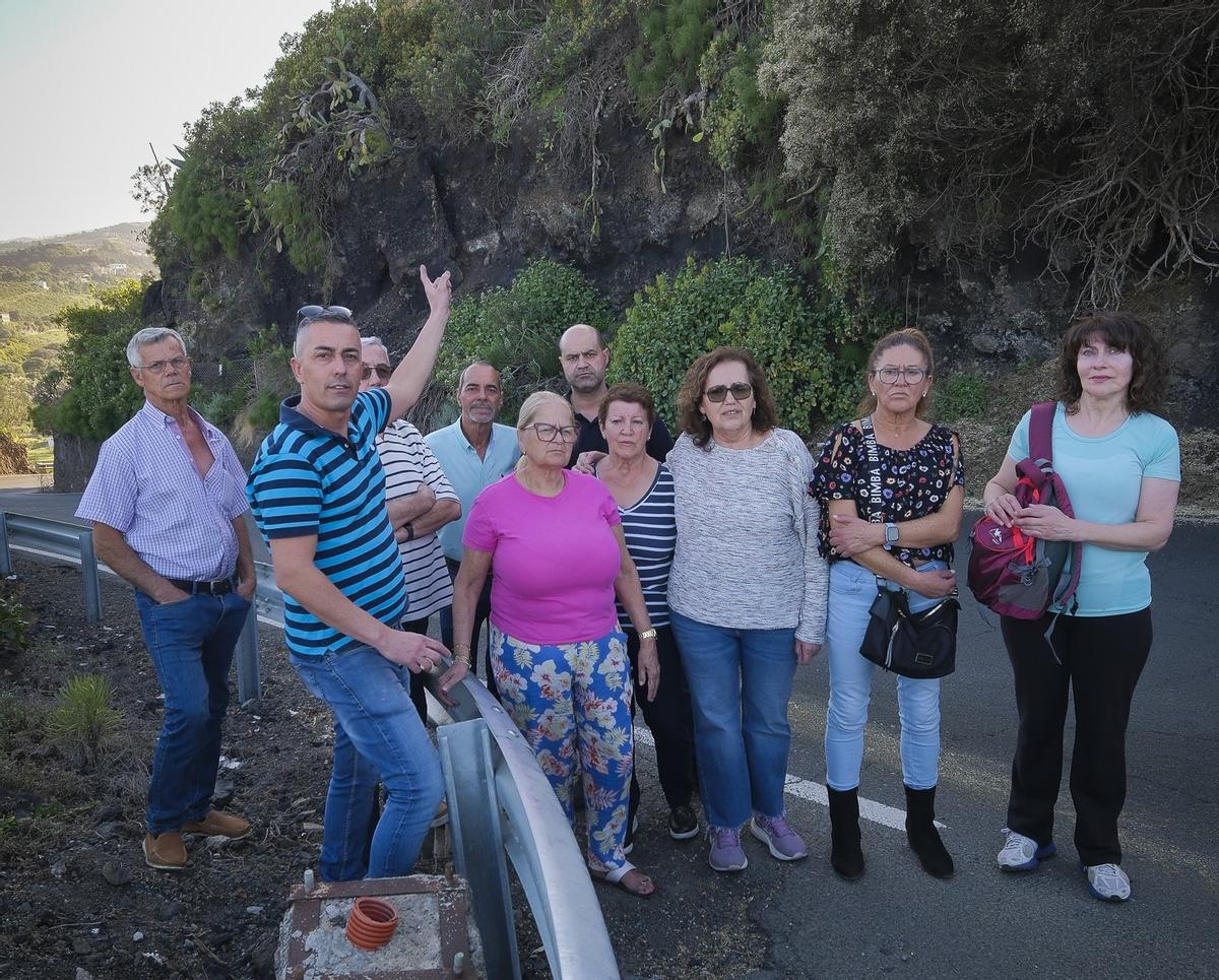 Un grupo de vecinos de Siete Puertas y Llanos María Rivera se concentraba la semana pasada en la zona pidiendo la intervención del Cabildo de Gran Canaria.
