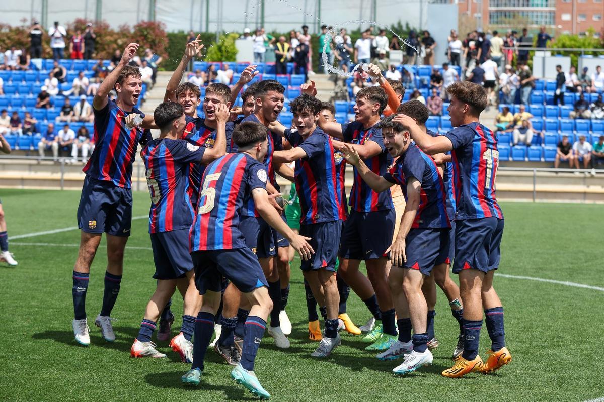 ¡Euforia absoluta! Así ha celebrado el Juvenil 'A' el título de Liga