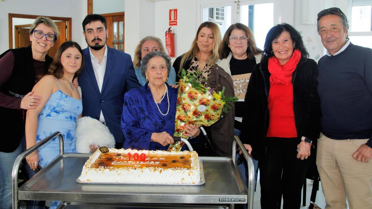 La centenaria con sus familiares y las representantes municipales