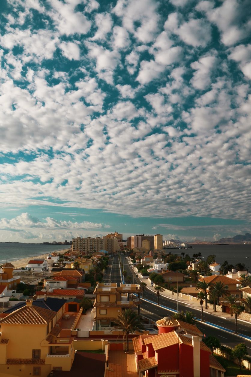 La Gran Vía de La Manga recorre toda la ciudad y es la calle más grande de España