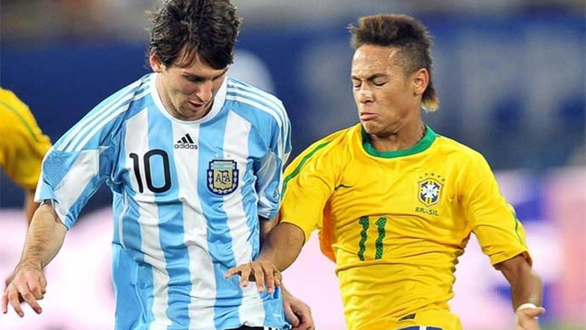 Leo Messi y Neymar Junior en un Argentina-Brasil disputado en Doha en 2010