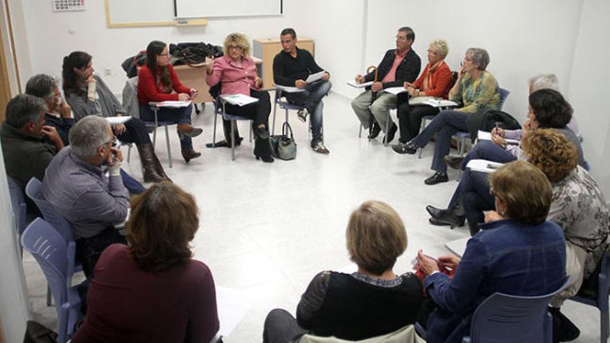 L&#039;exconsellera Geli, membres del PSC i la societat civil, ahir a Lloret.