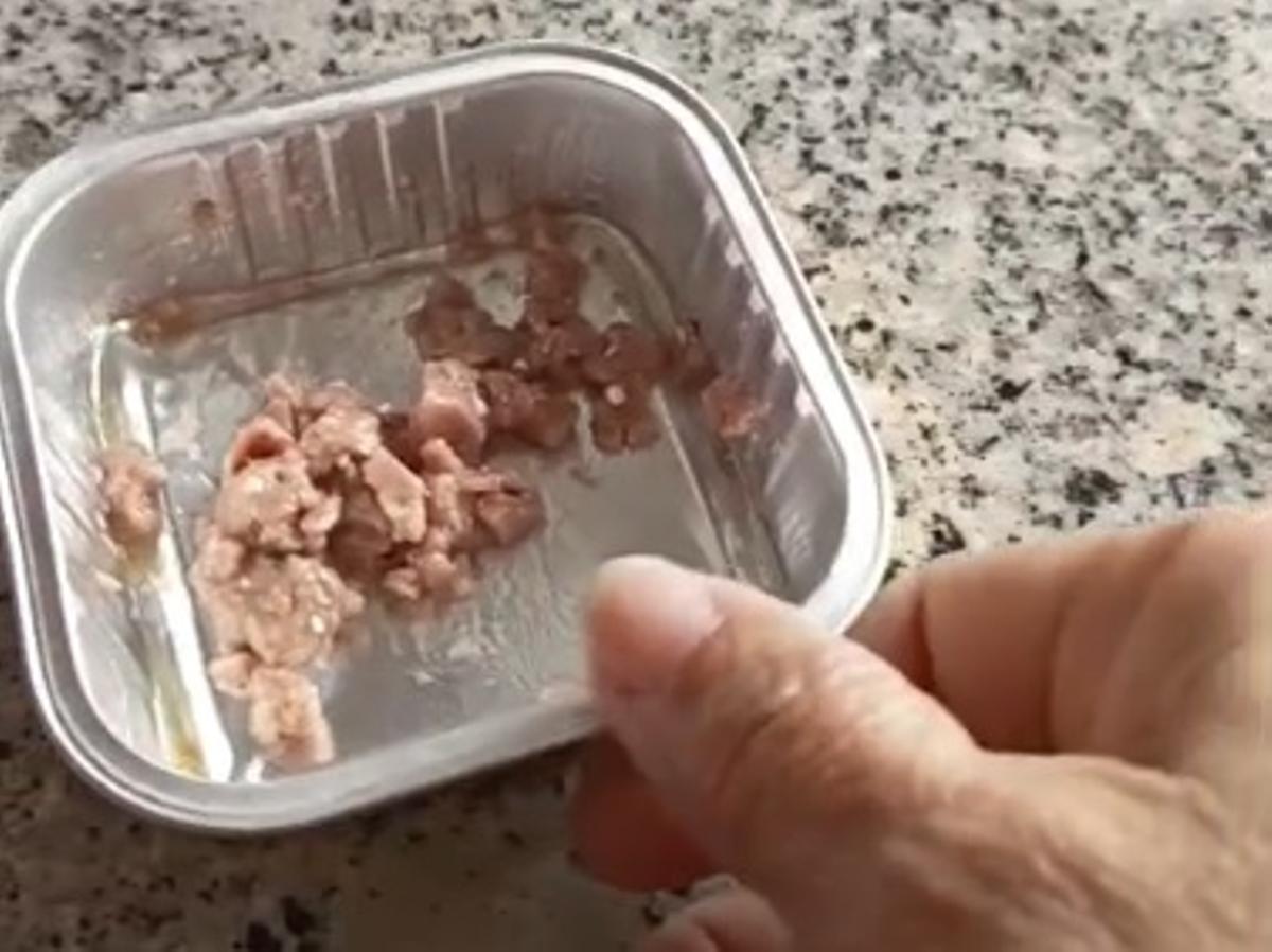 Tarrinas de comida para gato donde según Mey el individuo enmascara el veneno.