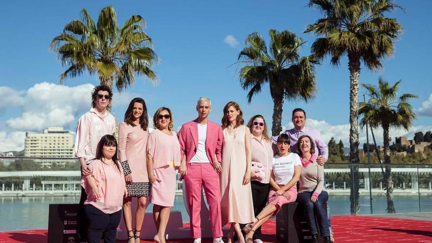 Eduardo Casanova (en el centro) con el equipo de &quot;Pieles&quot;.