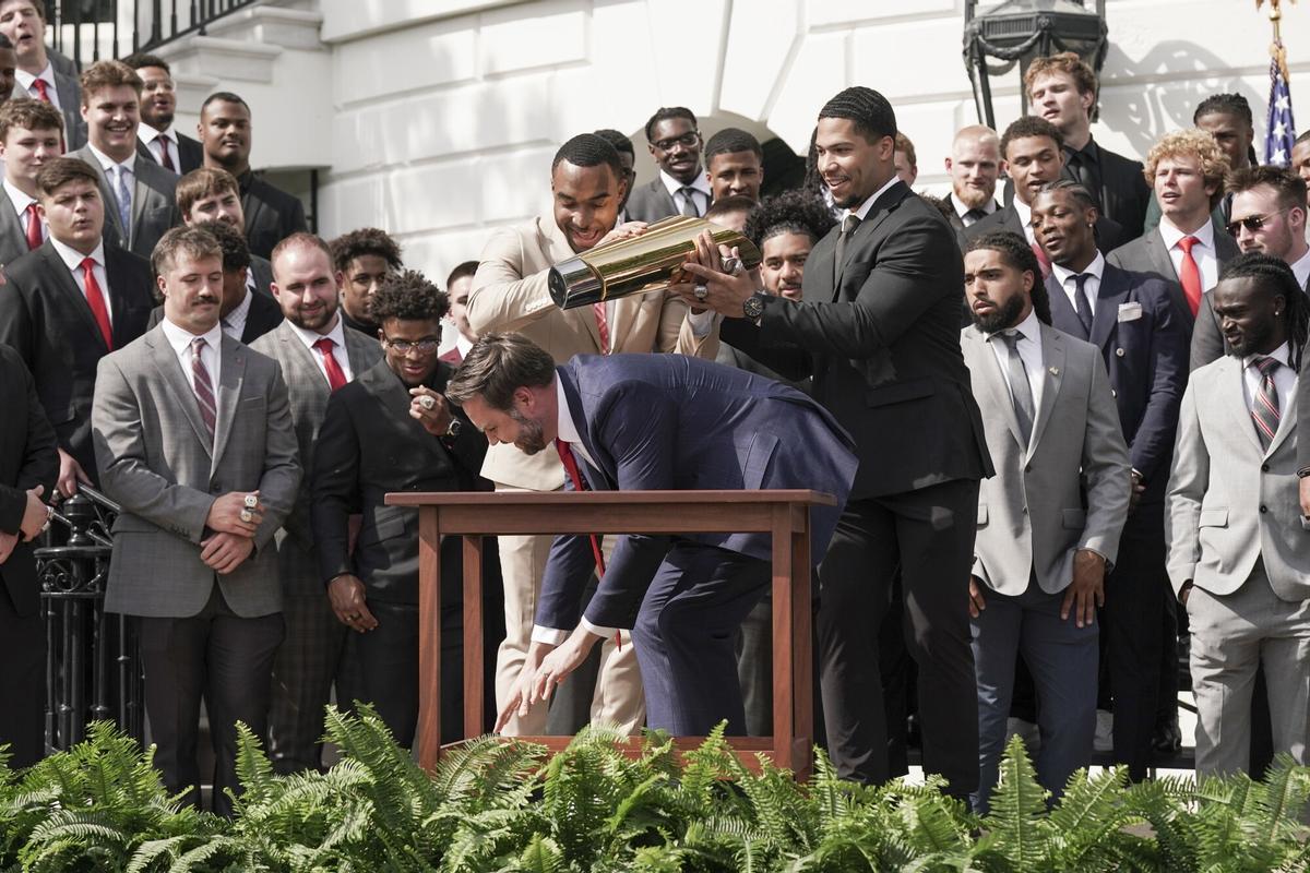 El vicepresidente de Estados Unidos, JD Vance, rompe el trofeo de campeones de fútbol americano universitario de Ohio State