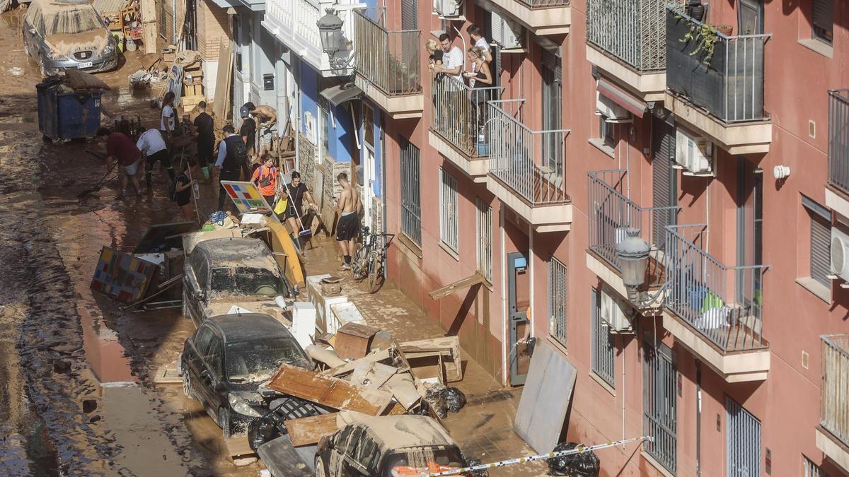 Vehículos acumulados tras el paso de la dana en el barrio de la Torre, en una imagen del 31 de octubre de 2024.