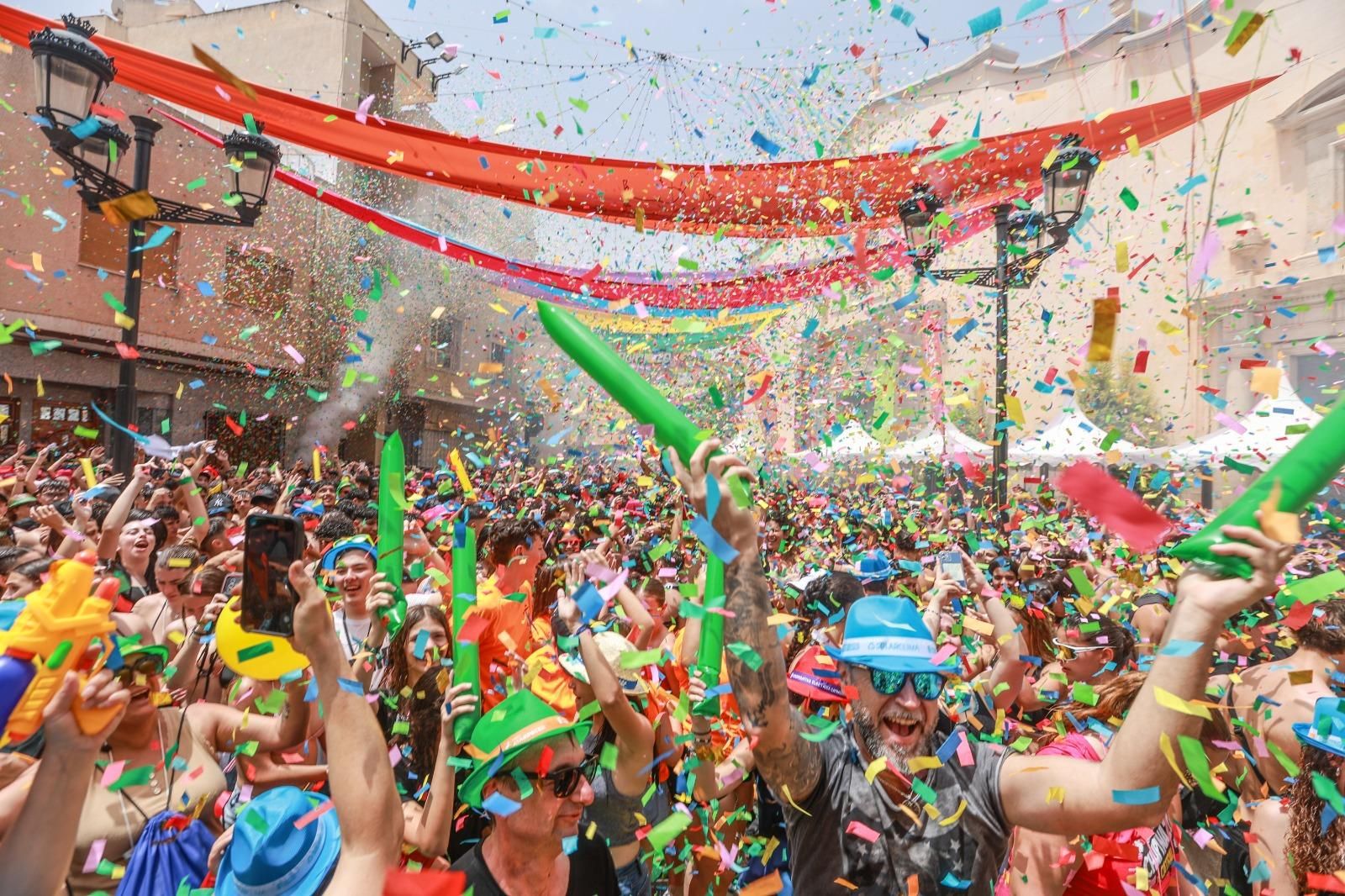 El primer Chupinazo, el de Catral, arranca el ciclo de fiestas veraniegas de los pueblos de la Vega Baja