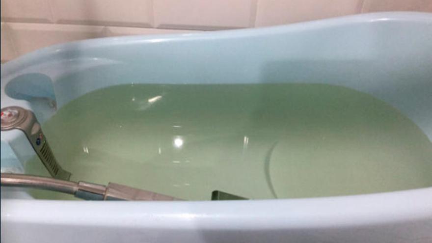 Agua turbia en una bañera de un inmueble de Vigo. // @JaviDorado