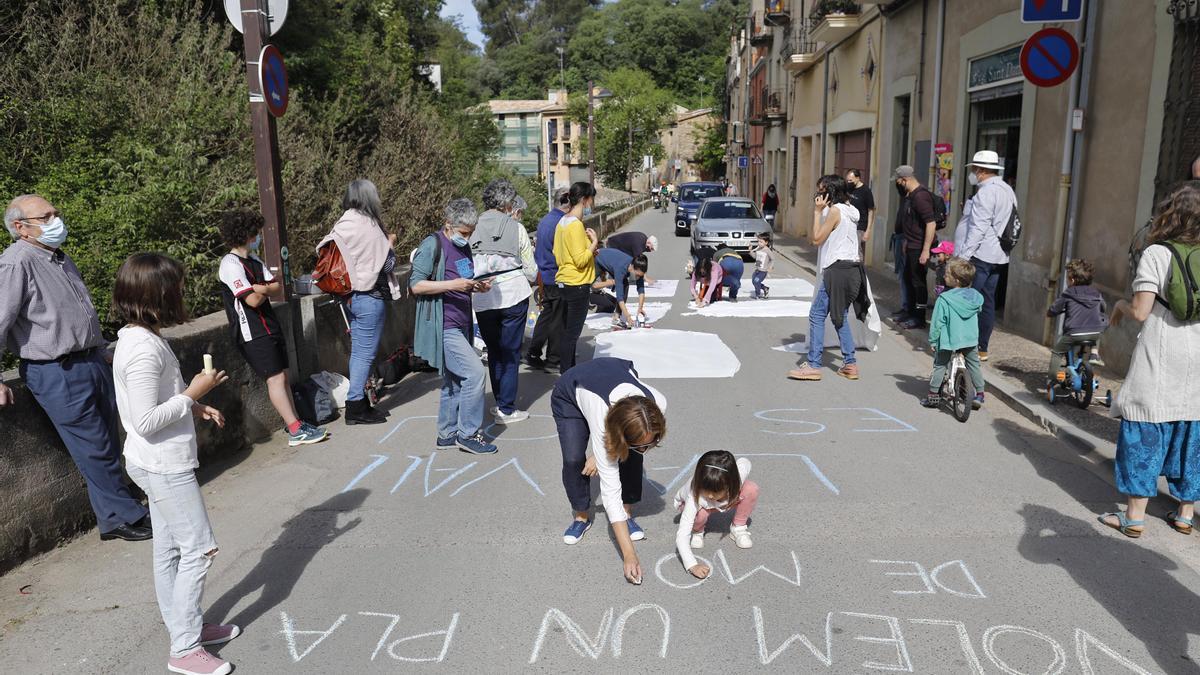 Protesta dels veïns del barri de Sant Daniel que reclamen un pla de mobilitat per viure «amb seguretat»