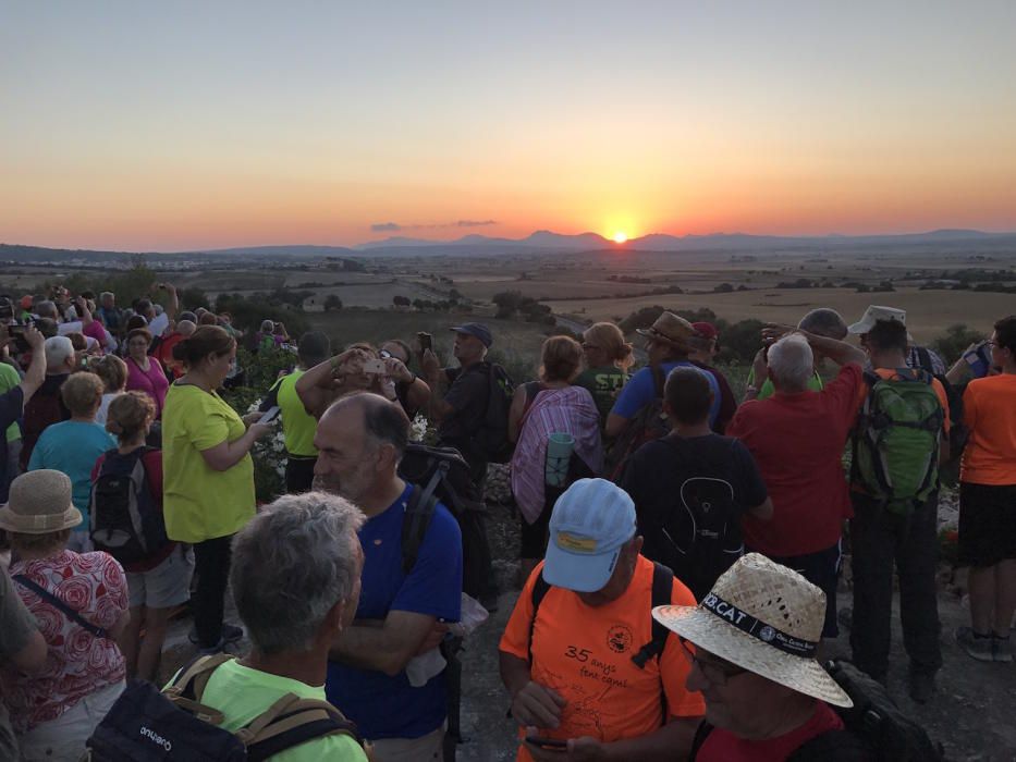 Excursionistas de Mallorca disfrutan de la salida del sol en es Pagos