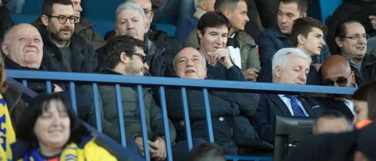 Llaneza, Roig Negueroles y Roig, en el palco del Mini Estadi en un partido del filial.