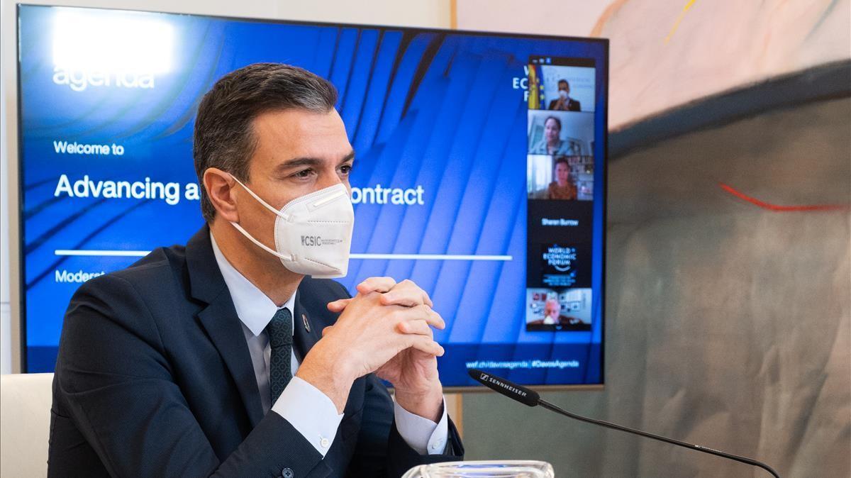 El presidente del Gobierno, durante la reunión telemática del Encuentro de Davos. El presidente del Gobierno, durante la reunión telemática del Encuentro de Davos.