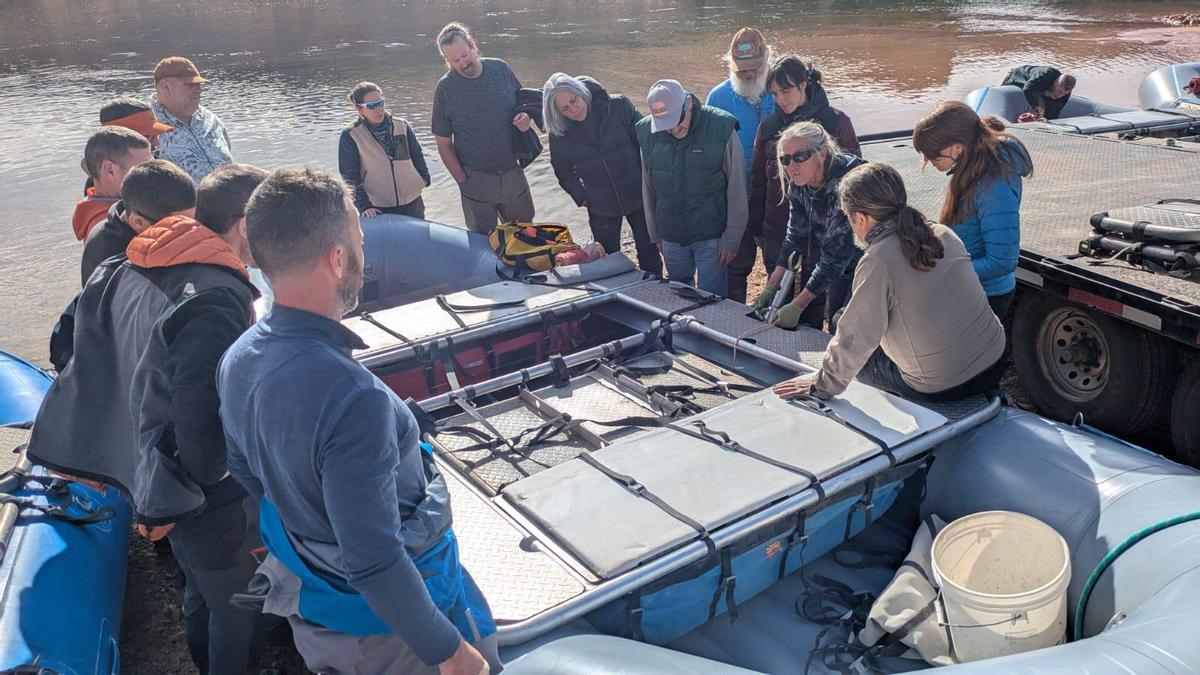 Los participantes en la travesía, planificando.