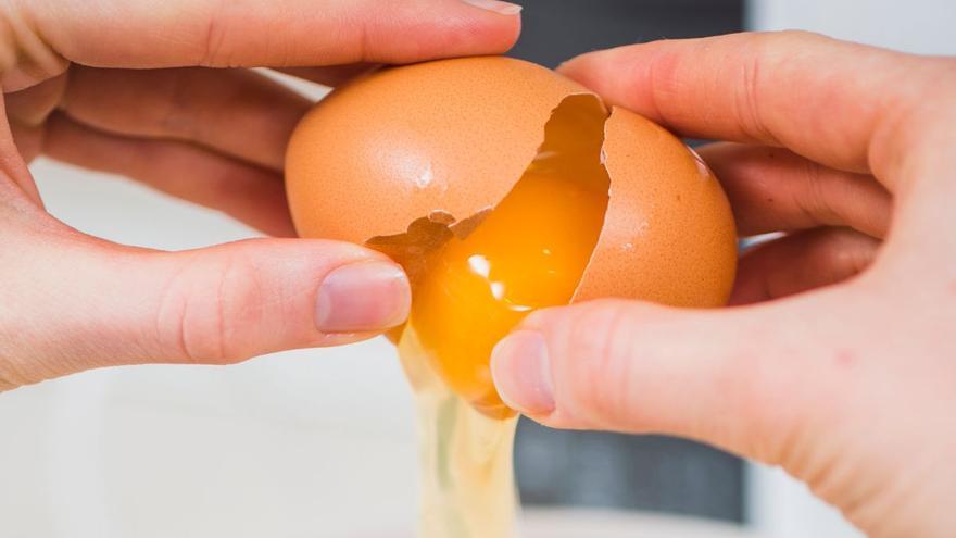 Adiós a las cremas: el truco del huevo para eliminar las arrugas que amenaza a la industria cosmética