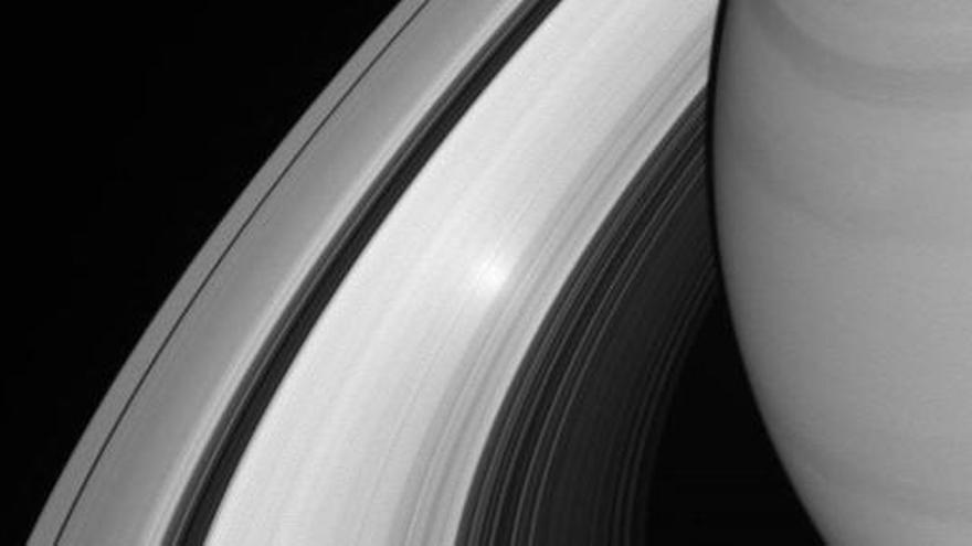 ¿Qué es ese punto brillante en los anillos de Saturno?