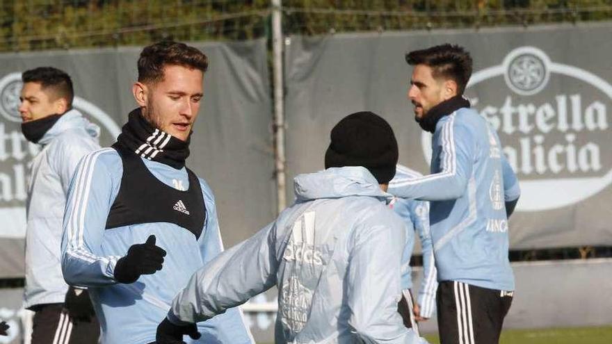 Jorge Sáenz, ayer, con Aspas y junto al &#039;Toro&#039; Fernández y David Costas. // Ricardo Grobas