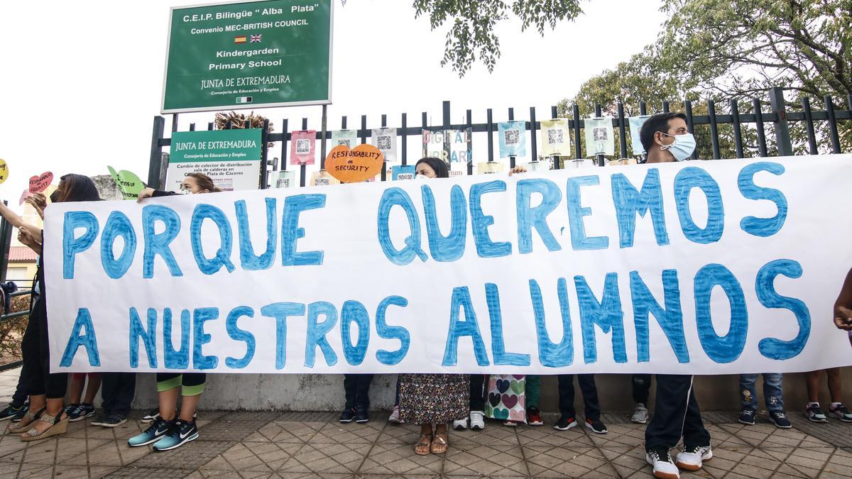 Maestros se manifestaron ayer a las puertas del centro.