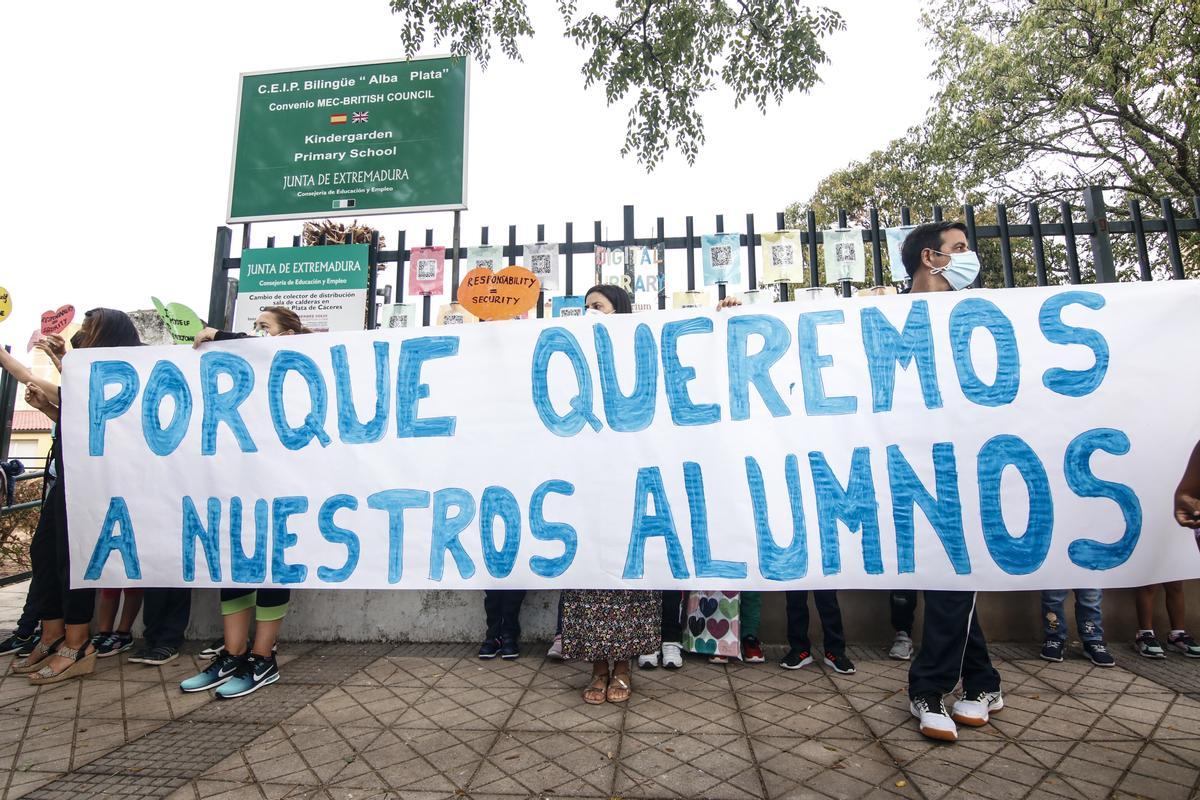 Maestros se manifestaron ayer a las puertas del centro.