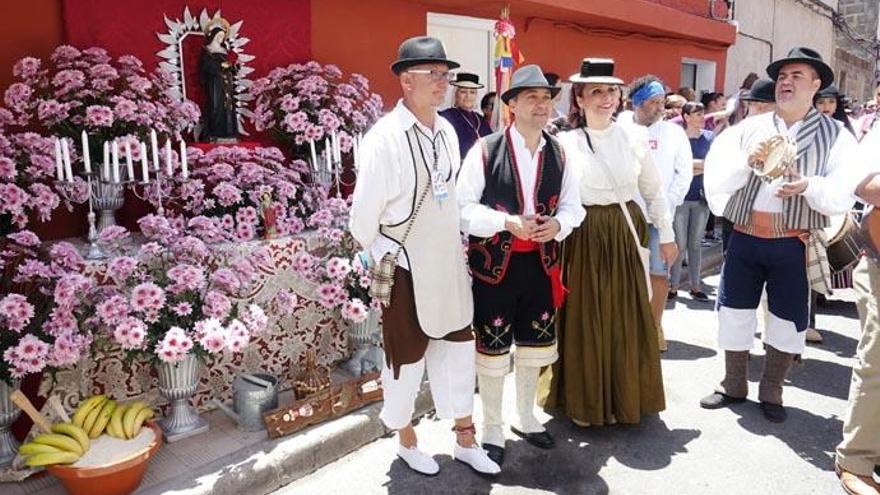 Santa Cruz celebra la tradición recuperando el Paseo Romero con gran éxito de público