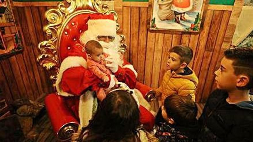 Papá Noel recibe a los niños el pasado año en la Caseta de Nadal.