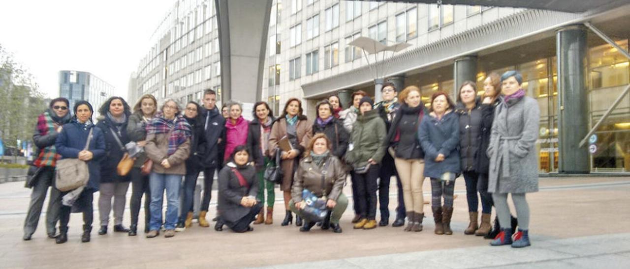 El equipo que viajó a Bruselas  |  En la imagen Estrela Gómez (segunda por la izquierda); Rosa Fontaíña (centro, con un pañuelo verde); Lorena Garrido de la UAB (arrodilladaa la izquierda); Sonia Vaccaro, experta en victimología (primera por la izquierda); la diputada Lidia Senra (centro) junto a Rosa Álvarez, presidenta del Colexio Oficial de Psicoloxía de Galicia, y varios miembros del Sindicato Labrego Galego.