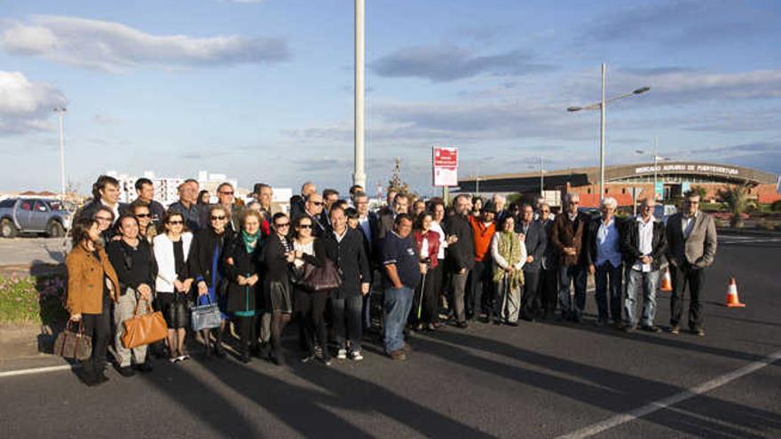 Foto de familia de los asistentes al acto de la nominación de la calle del pintor Toño Patallo.