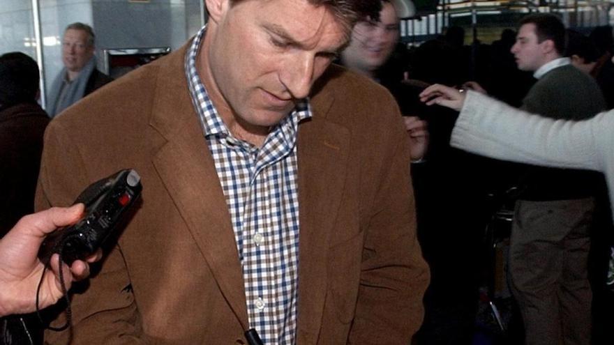 Laudrup firma autógrafos a su llegada al aeropuerto