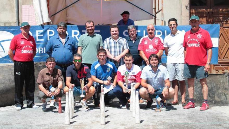 Los ganadores, junto a organizadores y autoridades, en Infiesto.