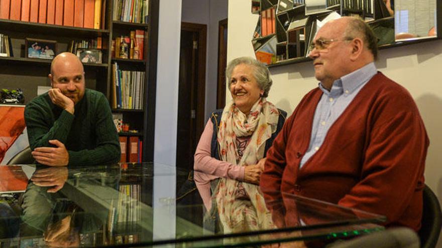 Cuatro momentos del cotometraje 'La máquina de los rusos', de Octavio Guerra, con imágenes de Olga Quevedo y el propio director.