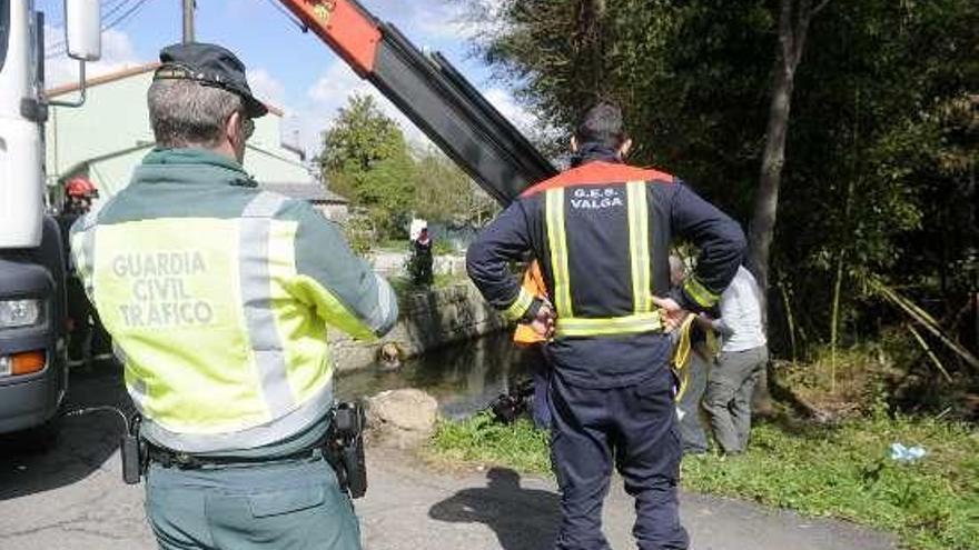 Efectivos del GES de Valga en un accidente con tractor. // N. Parga