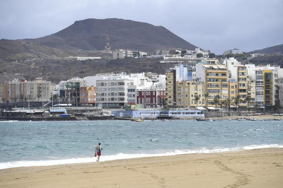 12-06-19 LAS PALMAS DE GRAN CANARIA. PLAYA DE LAS CANTERAS. LAS PALMAS DE GRAN CANARIA. METEOROLOGIA. Playa de Las Canteras. Fotos: Juan Castro. | 12/06/2019 | Fotógrafo: Juan Carlos Castro 12-06-19 LAS PALMAS DE GRAN CANARIA. PLAYA DE LAS CANTERAS. LAS PALMAS DE GRAN CANARIA. METEOROLOGIA. Playa de Las Canteras. Fotos: Juan Castro. | 12/06/2019 | Fotógrafo: Juan Carlos Castro