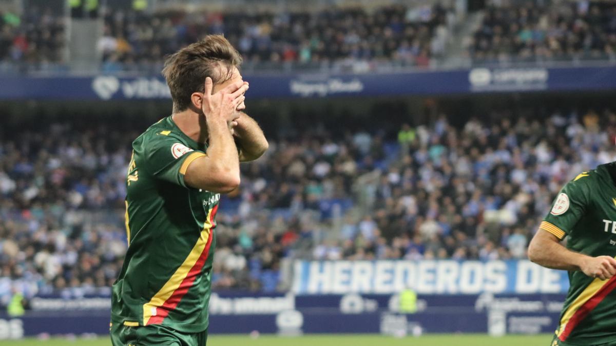 Manu Sánchez se tapa la cara durante la celebración del 0-1 en Málaga.