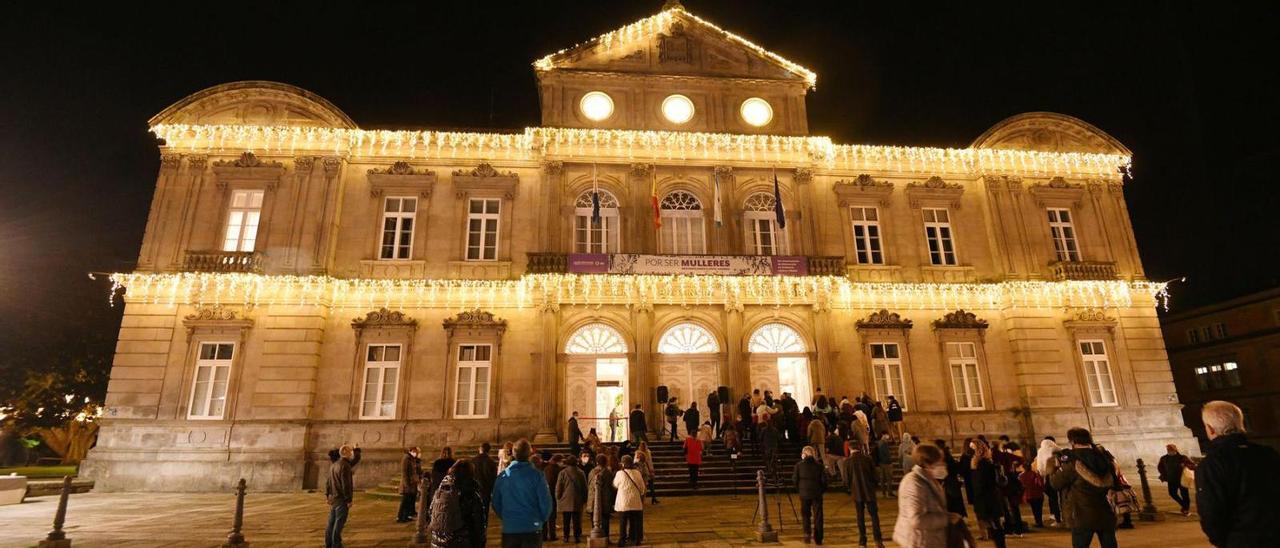 Encendido de las luces de Navidad de la Diputación, ayer por la tarde.