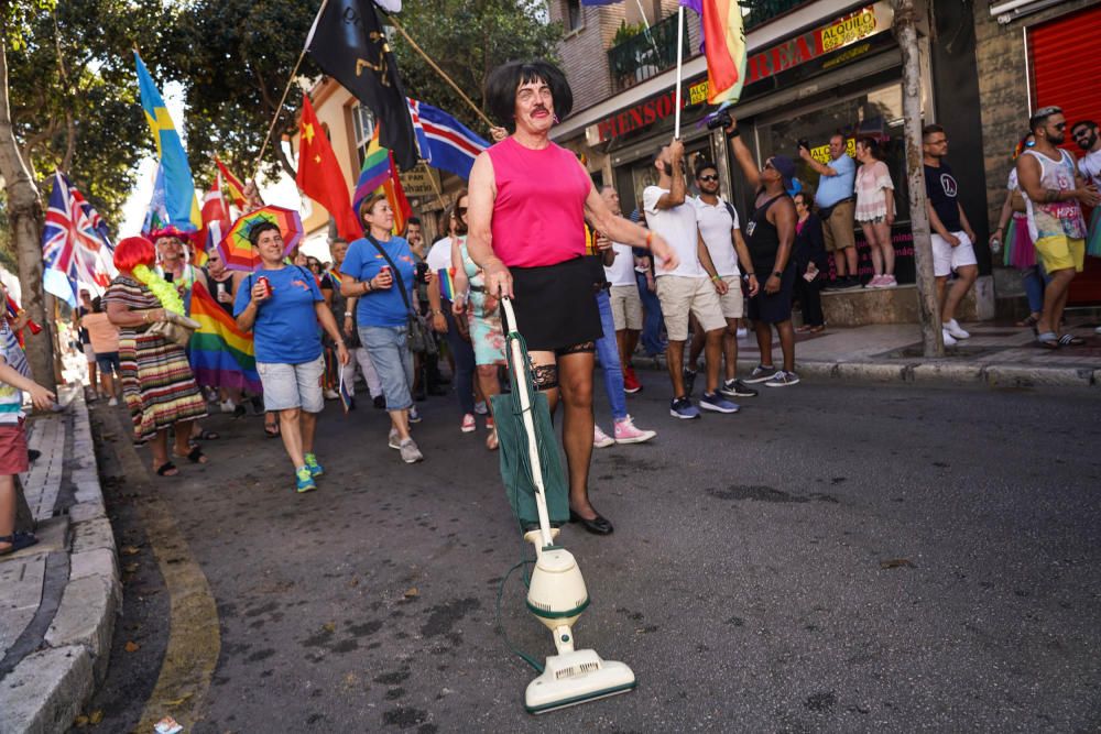 Torremolinos ha celebrado este sábado la cabalgata reivindicativa y festiva del Pride 2019, el acto central del festival anual de orgullo LGTBI, en el que participaron diez carrozas y se estrenó un nuevo recorrido.