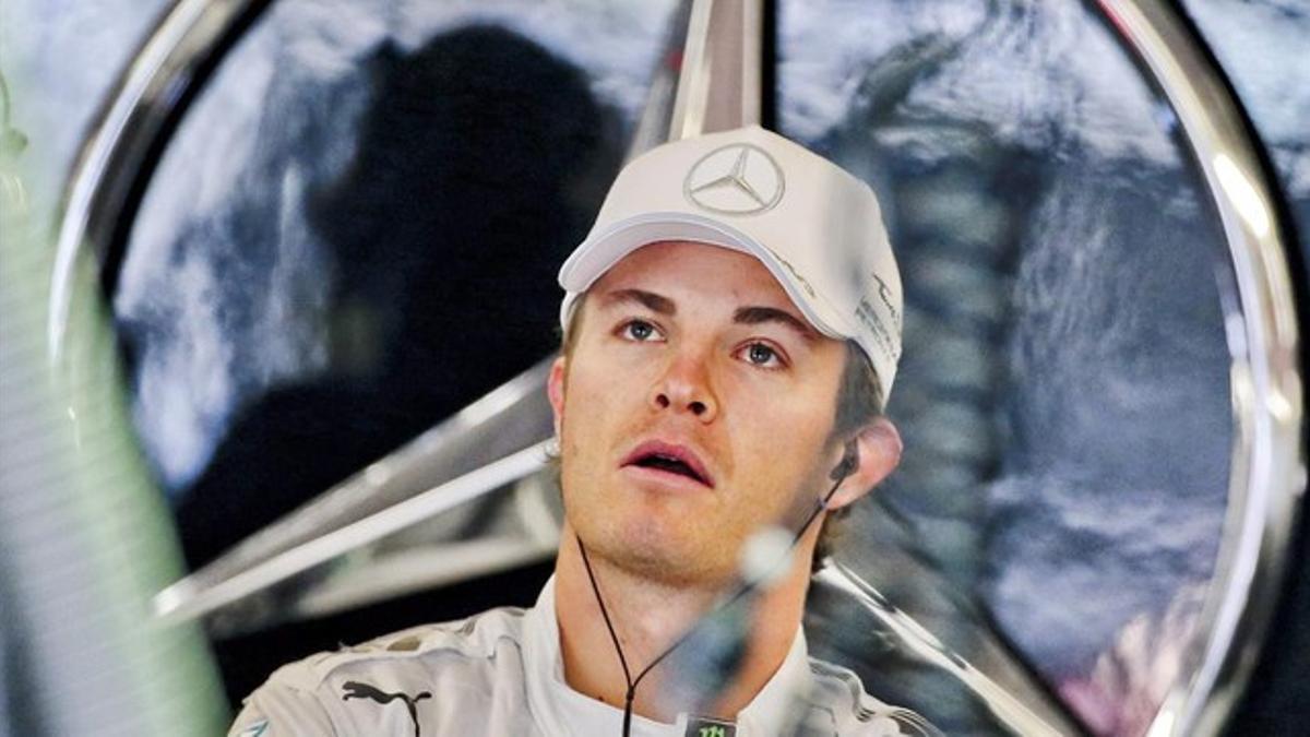 Nico Rosberg, vigente subcampeón del mundo de F-1 y segundo clasificado provisional en el campeonato de este año, en el box de Mercedes.