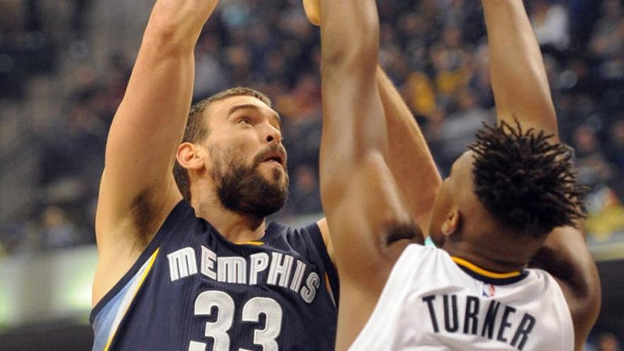 Marc Gasol trata de anotar ante la defensa de los Pacers.