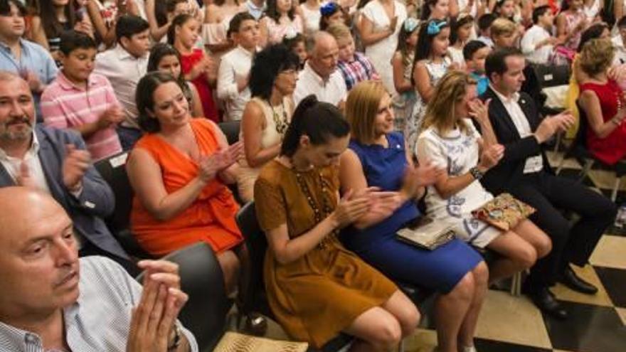 acto emotivo El acto oficial de despedida de las reinas de 2016 y de bienvenida de 2017 tuvo lugar en el salón de plenos de Castelló.Carolina Tárrega (reina de 2016), Estefanía Climent (reina de 2017), Berta Montañés (infantil de 2017) y Lola Marco (infantil de 2016), y la alcaldesa, Amparo Marco.Estefanía Climent se fundió en un emocionado abrazo con Carolina Tárrega.Reinas, damas, madrinas y representantes municipales en la escalinata del ayuntamiento.El «món de la festa» llenó el salón de plenos. f ignacio brotons/ACF