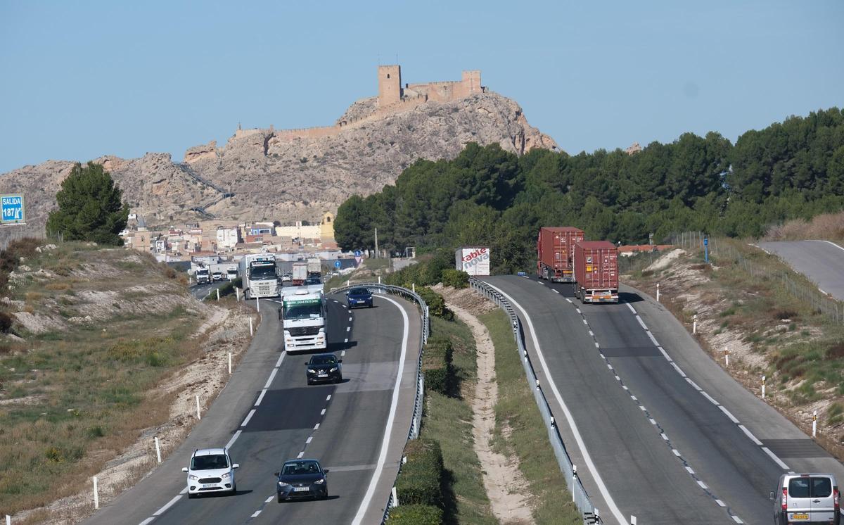 Camiones corculando por la autovía A-31 a su paso por Sax.