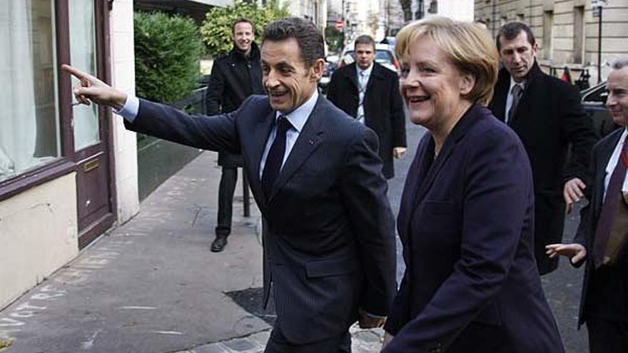 Sarkozy acompaña a Merkel antes de reunirse esta mañana