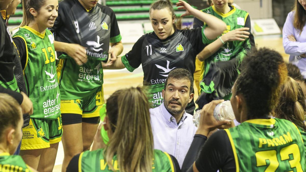 Jesús Sánchez habla con las jugadoras durante un tiempo muerto.