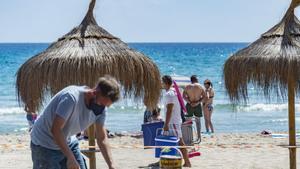 Un hombre trabaja en un chiringuito de La Manga. IVÁN URQUÍZAR