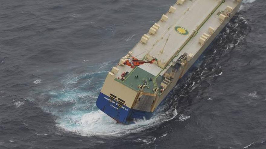 Salvamento rescata ilesos a 22 tripulantes de un carguero a 148 millas al norte de Cabo Ortegal